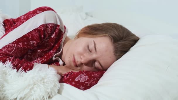 Une jeune fille calme dort profondément dans un lit confortable et confortable sur un oreiller doux, profitant d'un sommeil sain le matin — Video