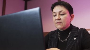 Yaşı tutmayan bir iş kadını video bağlantısı ile iletişim kurar. Bilgisayara bakarken konuşan bir kadın, çevrimiçi konferans, uzaktan ofis sohbeti, sanal öğrenme kavramı.