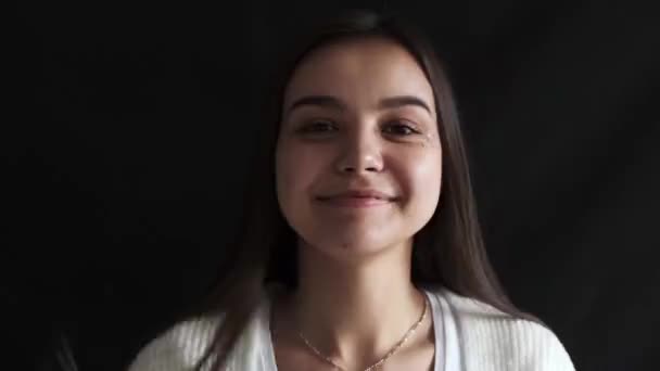 Potret seorang gadis muda yang bahagia dengan latar belakang hitam. Dekat dari seorang gadis tersenyum. — Stok Video