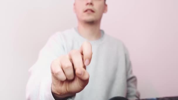 Close-up da contagem com os dedos. Conta até cinco. cinco dedos na moldura. — Vídeo de Stock