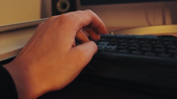 Крупный план геймера, использующего клавиатуру для игры и работы на ярком фоне. — стоковое видео