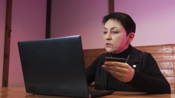 Porträt einer Frau, die mit Laptop und Bankkarte online einkauft. — Stockvideo