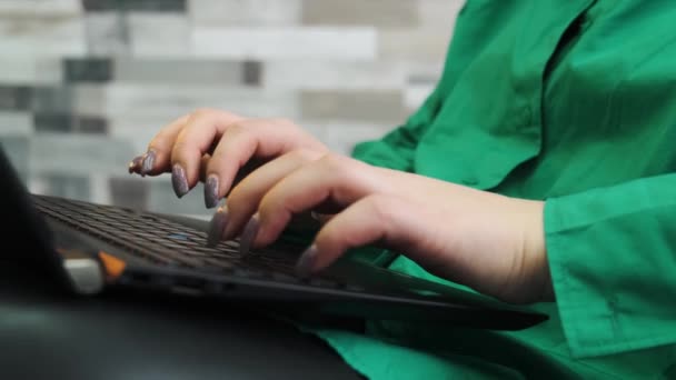 Close-up de uma mulher mãos digitando em um teclado portátil. — Vídeo de Stock