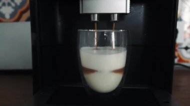 Ev yapımı kahve makinesi lezzetli ve güzel kahve yapar, kapuçino. Canlandırıcı bir fincan kahve..