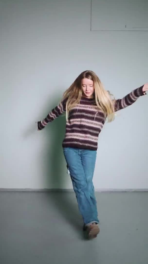 Ein Mädchen mit hellem Äußeren tanzt vor der Kamera. Emotionen vor der Kamera. Das Mädchen tanzt vor Glück. — Stockvideo