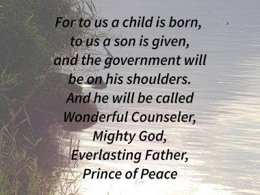 Yeşaya 9: 16. Bizim için doğan bir çocuk için. Metin arka planda, suda parlayan güneşin fotoğrafı.