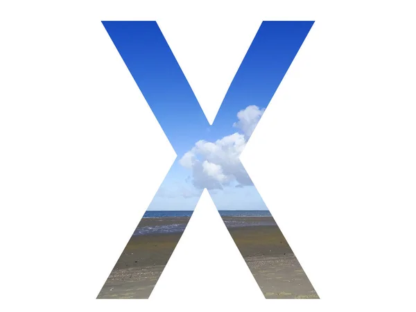 ビーチ 海と青い空 北の海 オランダで作られたアルファベットの手紙Xは 白い背景に隔離されています — ストック写真
