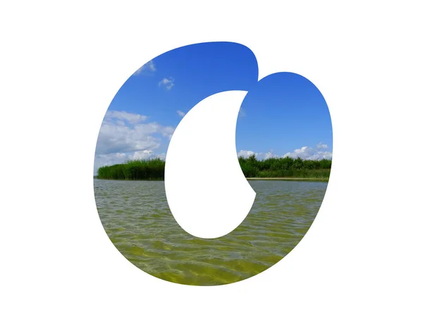 绿草和湖水构成的字母表的字母O — 图库照片