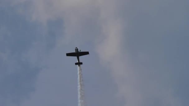 Akrobatický výkon vrtulového letadla během letecké přehlídky — Stock video