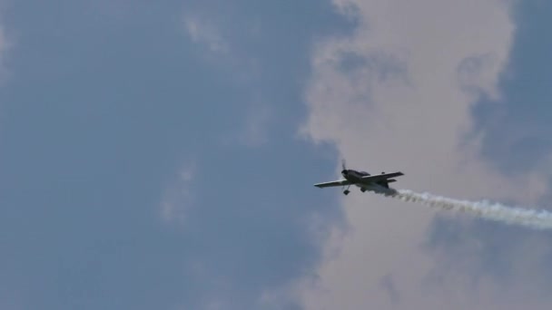 Kunstflugzeug rollt mit hoher Geschwindigkeit in den blauen Himmel — Stockvideo