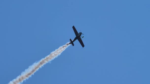 Extremflugzeug fliegt mit hoher Geschwindigkeit am Himmel — Stockvideo