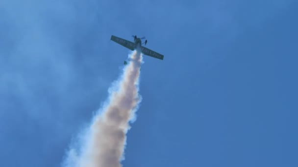 Aerobatic airplane almost stationary vertically in the sky — Stock Video