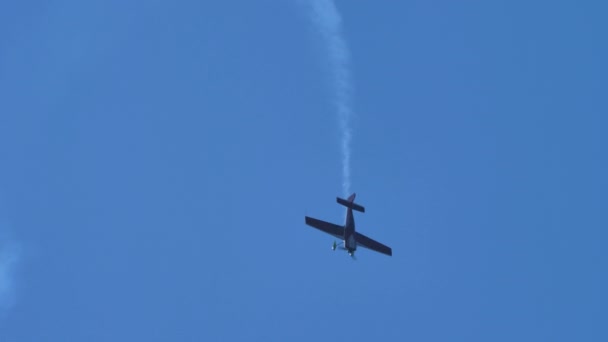 Air show ekstremalne osiągi lotu płaszczyzny śmigła — Wideo stockowe