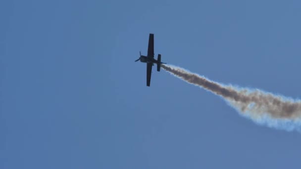 特技飞行飞机在航空展上的极端表演中坠落和扭动 — 图库视频影像