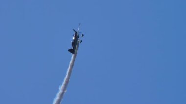 Yüksek hızda uçan akrobatik uçak büyük pilotluk becerilerini gösterir.