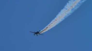 Ters uçuştaki pervaneli akrobatik uçak bir dizi ekstrem rulo yapar.