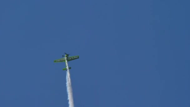 Amazing airshow stunt flight performance of a very skilled pilot — Stock Video