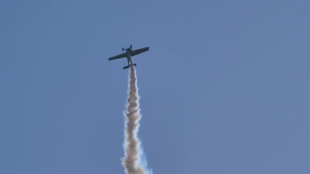 Vliegtuig doet extreme stuns in de blauwe lucht — Stockvideo