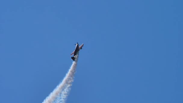 Manovra acrobatica estrema in mostra volante con un aereo ad elica — Video Stock