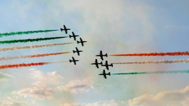 İki hava aracı kesişiyor. İtalyan bayrağının dumanıyla Tricolori Çili