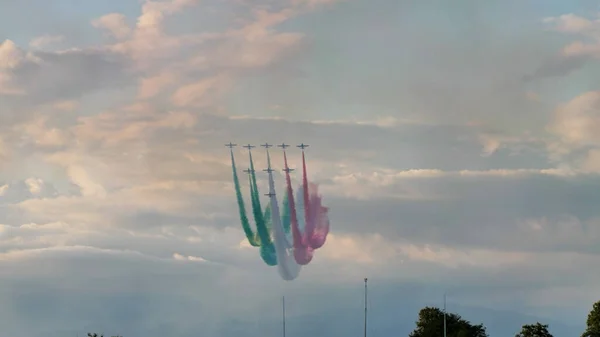 Frecce Tricolori mit rot grünen und weißen Rauchschwaden — Stockfoto