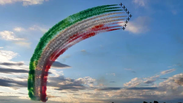 Italiensk flagga på himlen av Frecce Tricolori Stockbild