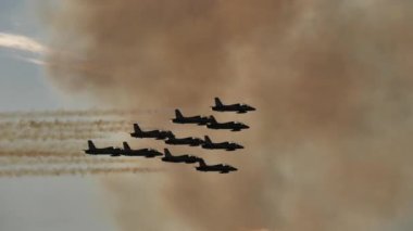 On italyan jet uçağı mavi gökyüzünde birden fazla renk efekti püskürterek uçar.