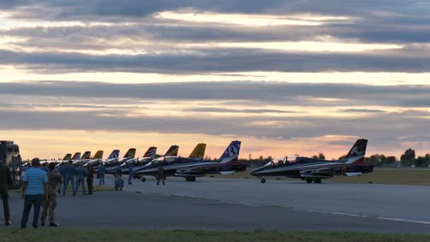 Aermacchi MB-339 aviones de reacción de pie en la pista con los espectadores mirando — Vídeo de stock