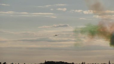 Aermacchi MB-339 gökyüzünü alçaktan geçerken havada dönen dublör