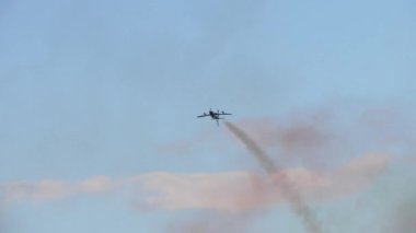 Askeri jet eğitmeni gökyüzünde tehlikeli manevralar yapıyor.