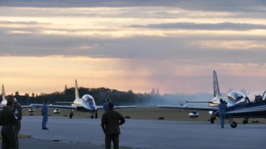 Hava gösterisinden sonra jet uçakları pistte yavaşça hareket ediyor.