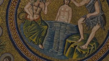 Arian Baptistery 'deki merkez mozaik. Ravenna. İtalya