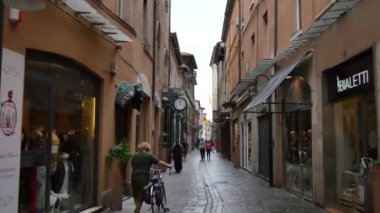 Bisikletli yaşlı bir kadın. Ravenna. İtalya