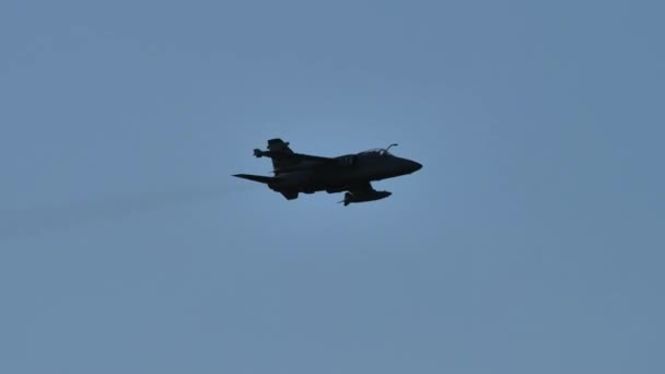 在蓝天高速向左转的喷气式飞机 — 图库视频影像