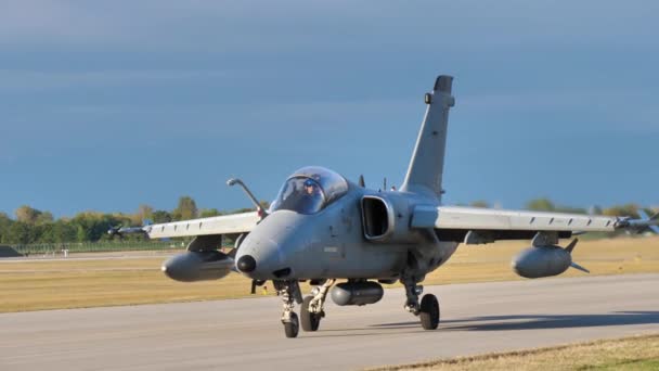 Avión AMX jet se mueven lentamente en la pista con el piloto ondeando — Vídeos de Stock