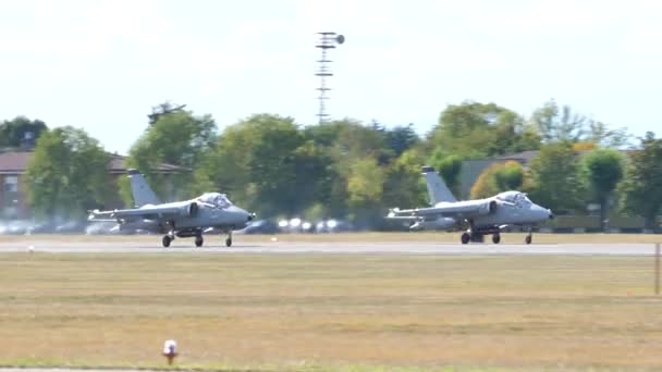 Δύο στρατιωτικά αεροσκάφη απογειώνονται μαζί σε στρατιωτική βάση — Αρχείο Βίντεο