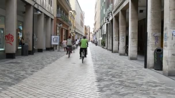 'νθρωποι με ποδήλατα στο παλιό κέντρο. Ravenna, Ιταλία — Αρχείο Βίντεο