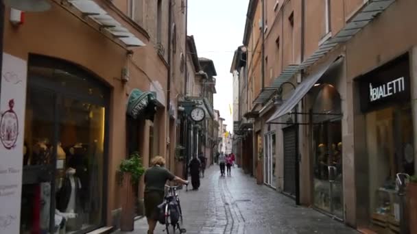 Ηλικιωμένη γυναίκα με το ποδήλατο περπατάει. Ραβένα. Ιταλία — Αρχείο Βίντεο
