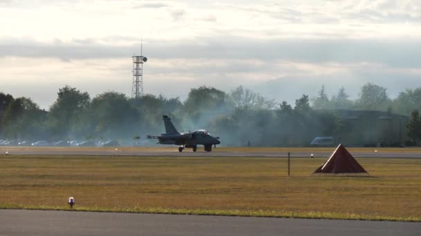 AMX markattacksflygplan saktar ner på startbanan vid landning — Stockvideo