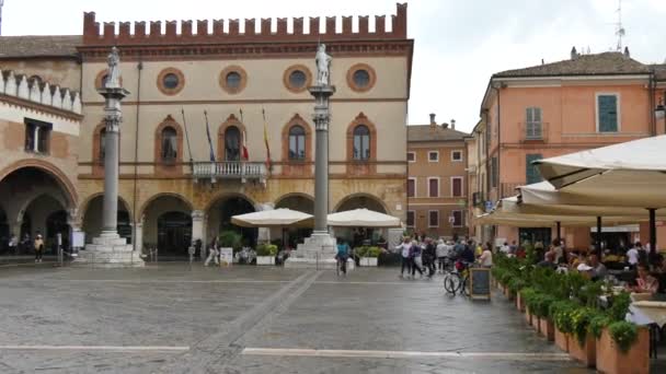 Folk går på torget. Det är Ravenna. Italien — Stockvideo