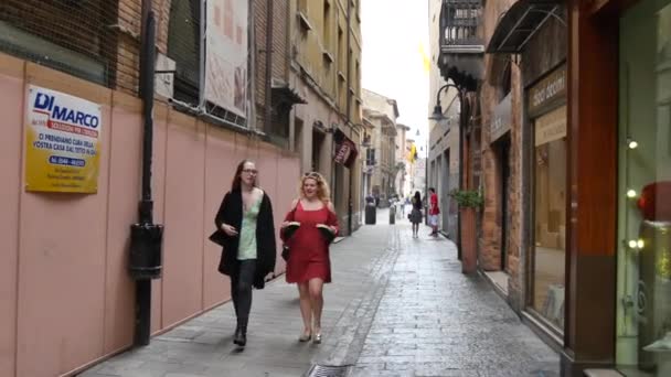 ΚΠΑ, γυναίκες περπατούν στον παλιό δρόμο. Ravenna, Ιταλία — Αρχείο Βίντεο