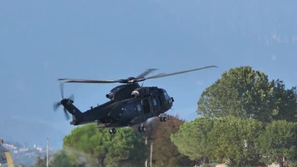 Helicóptero negro aterriza lentamente en pista — Vídeos de Stock