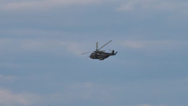 Helicóptero volar en el aire con fondo de cielo azul — Vídeos de Stock