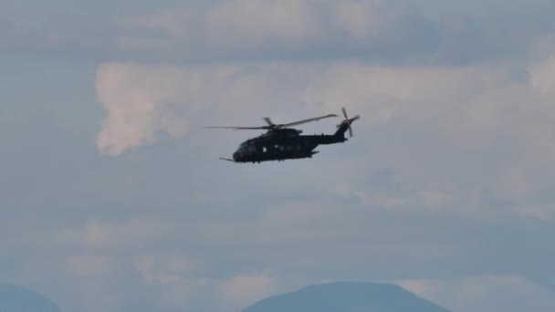 AW101 вертолет в воздухе в пасмурный день — стоковое видео
