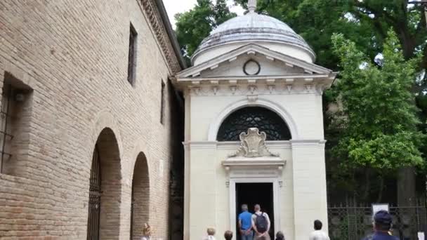 Vista hacia atrás de la tumba de Dantes. Ravenna. Italia — Vídeos de Stock