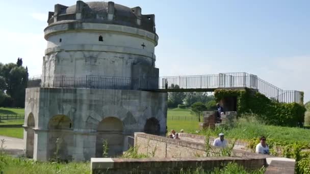 Vooraanzicht Mausoleum Theodoric. Ravenna, Italië — Stockvideo