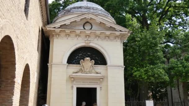 Ingang van Dante 's Tomb. Ravenna. Italië — Stockvideo