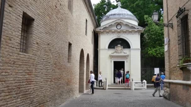 Vooraanzicht van het graf van Dantes. Ravenna. Italië — Stockvideo