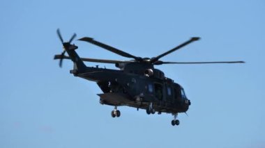 Kara AW101 helikopteri hava gösterisinde uçuyor.