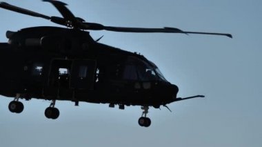 Helikopter içinde askerlerle havada uçuyor.